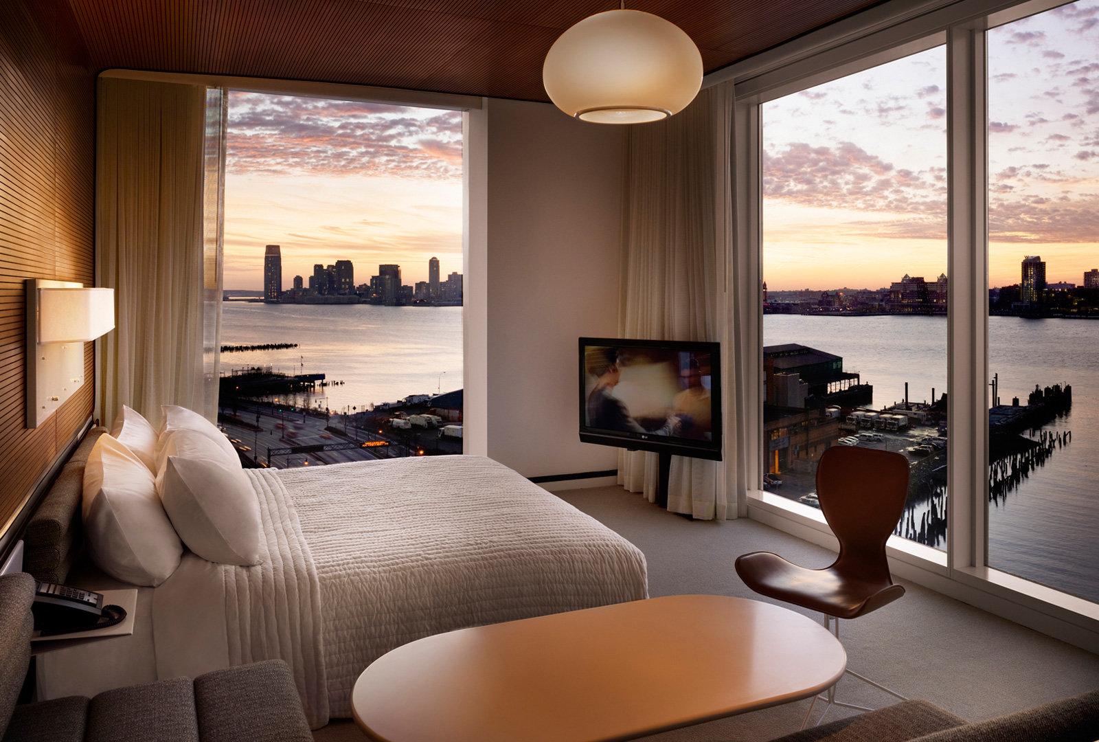 Hotel Rooms in Manhattan, Accommodations