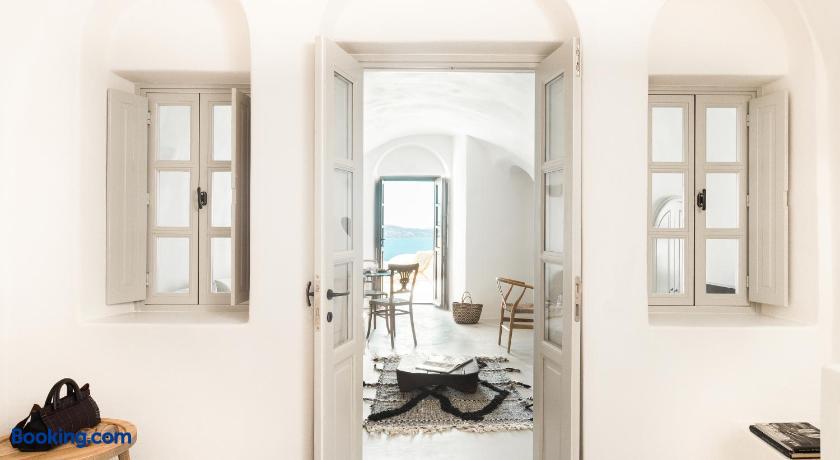 booking-1070793944-483411852-432037 Armenaki Santorini