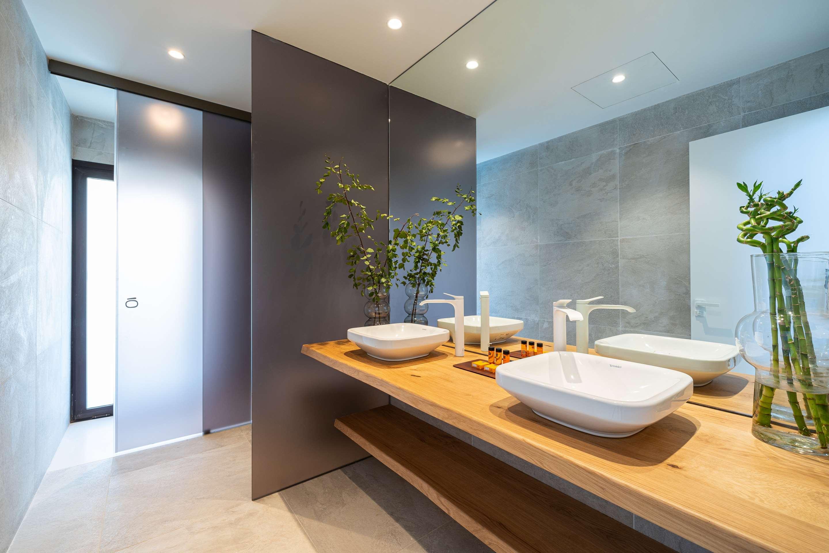 ice-1071367240-118218971-466671 Leiro Residences