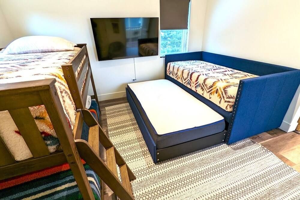 The Lark, New Quarry Property, 3 Bed / 3.5 Bath, Sleeps 8, Pool / Hot Tub / Gym