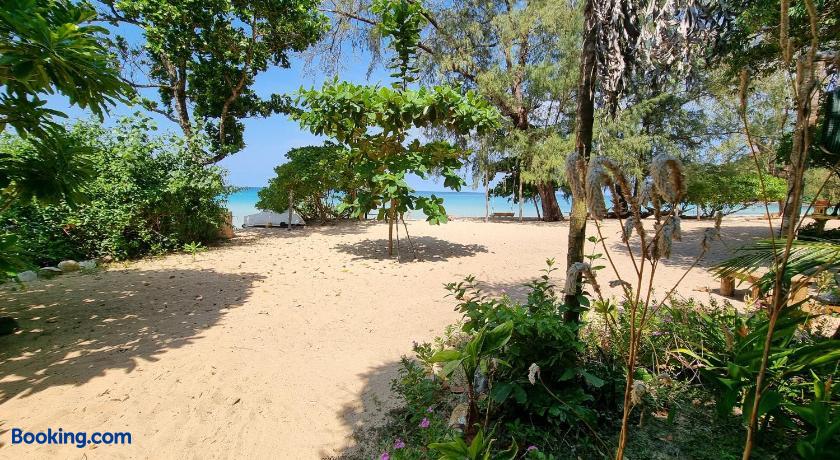 booking-898259-492060504-103586 Sunboo Beach Bungalows
