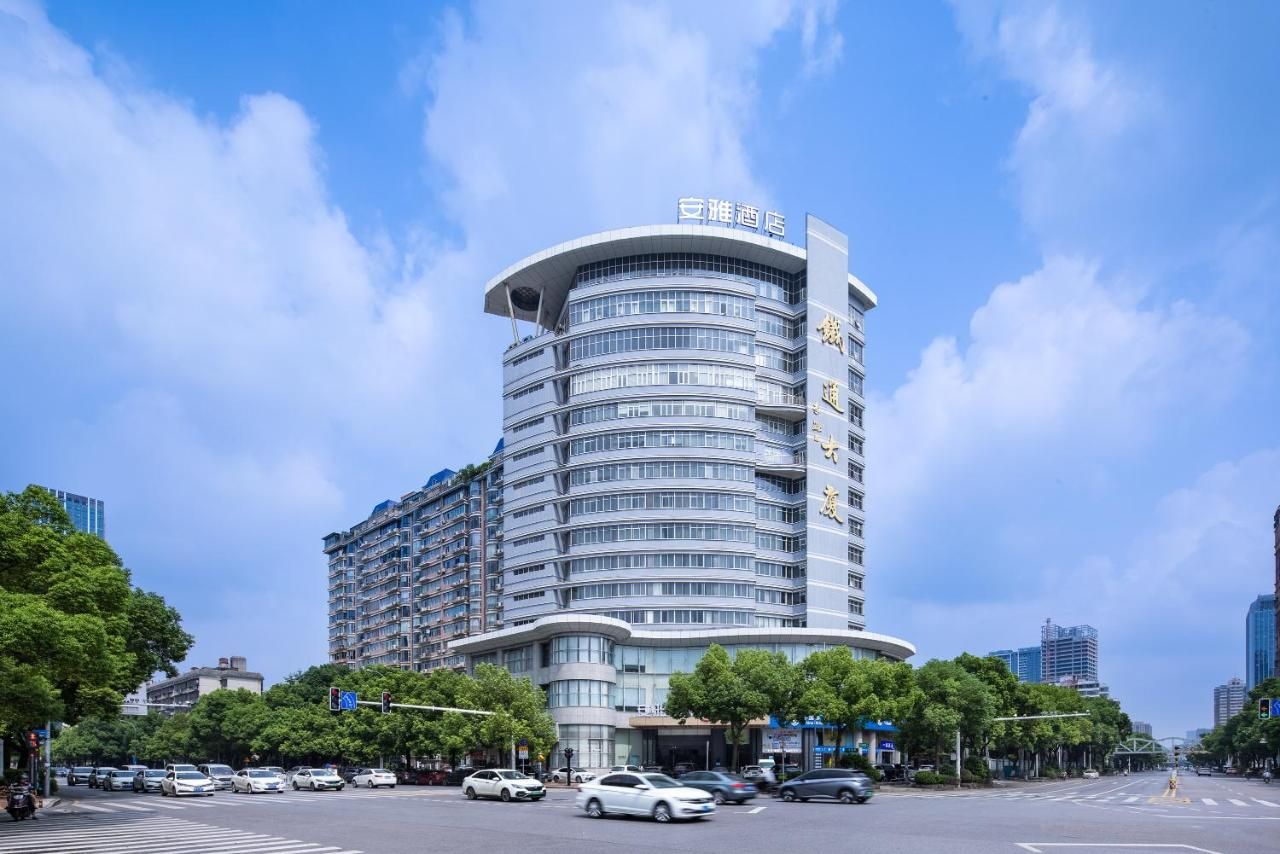 Anya Hotel -Next to Jiefang West Bar Street 2 minutes to the subway station free coffee free laundry free gym, huge windows