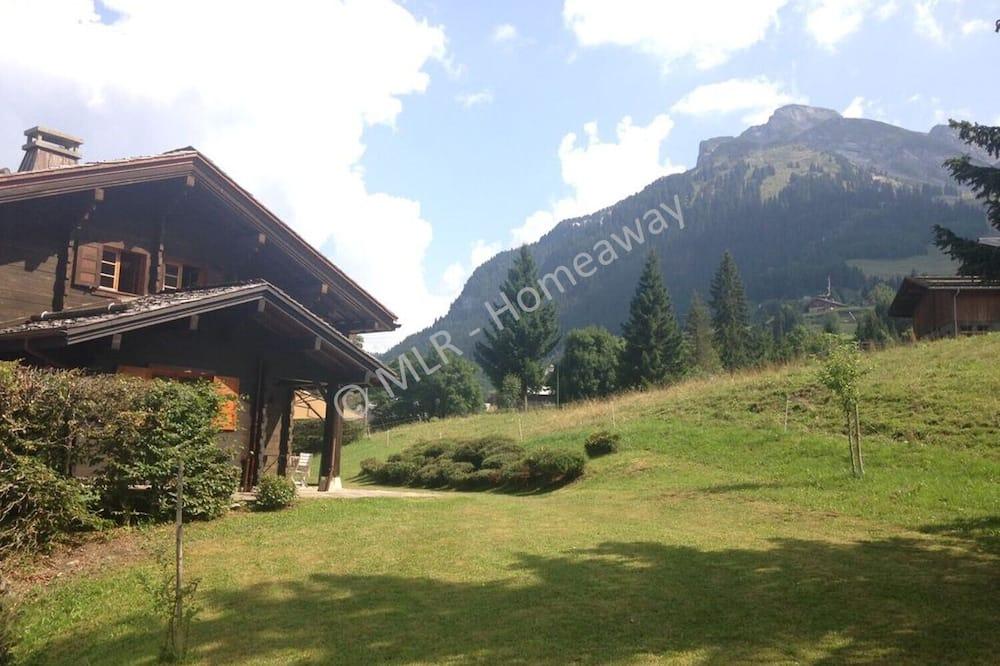La Clusaz Beautiful family cottage, conveniently located next to the runway - 12 pers - Rhône-Alpes - La Clusaz visuel 2/3 La Clusaz Beautiful family cottage, conveniently located next to the runway - 12 pers - Rhône-Alpes - La Clusaz visuel 2/3