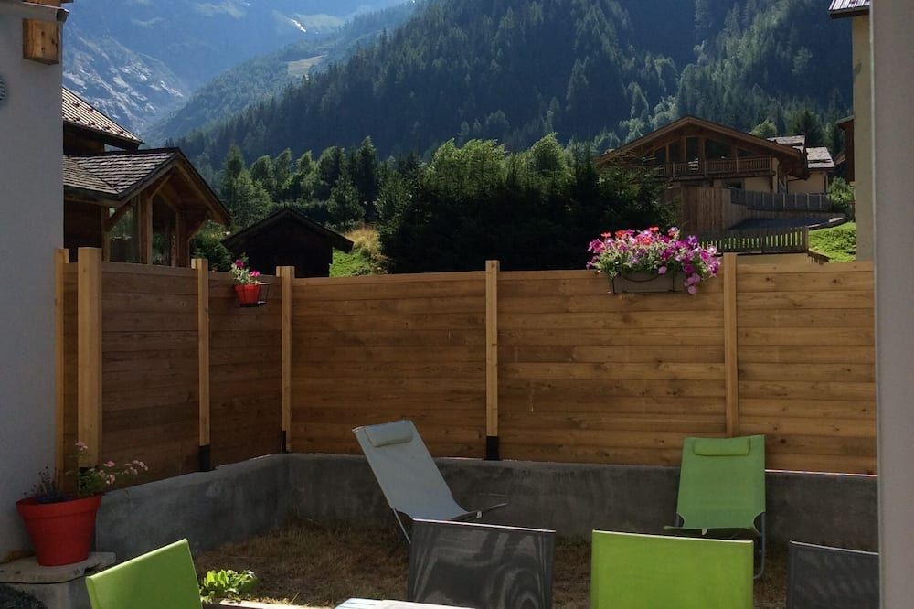 The Rachasses The Feet Of The Great Montets, Overlooking Mont Blanc For 8 People