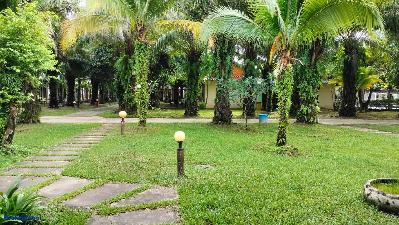 booking-2256125-493099012-589542 Twin Palms Resort