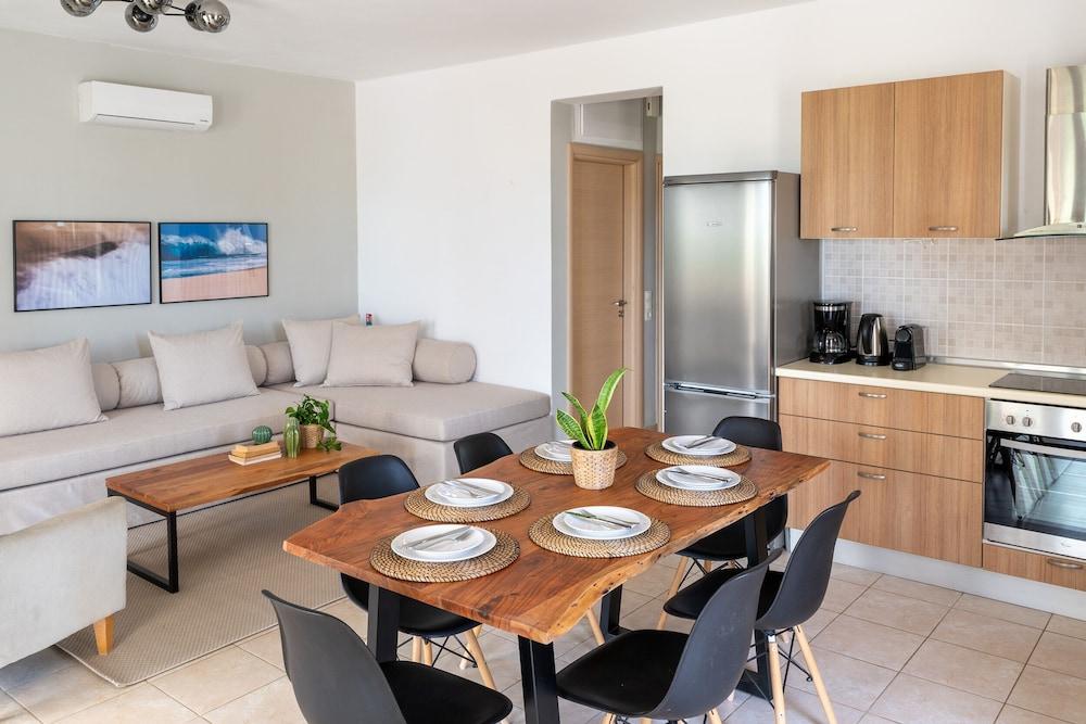 sembo-3788326-54b0e7-501205 Syra Bay
