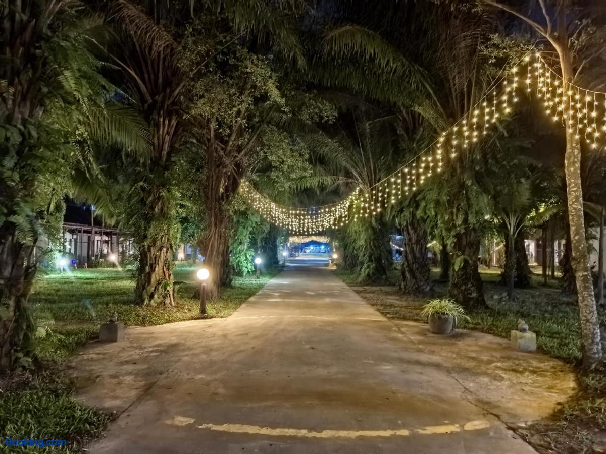 booking-2256125-613882681-096196 Twin Palms Resort