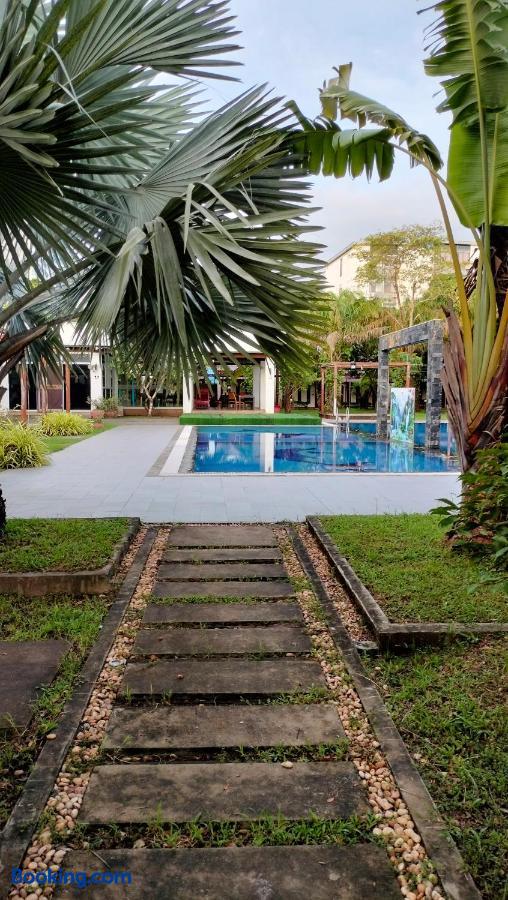 booking-2256125-493520315-879623 Twin Palms Resort