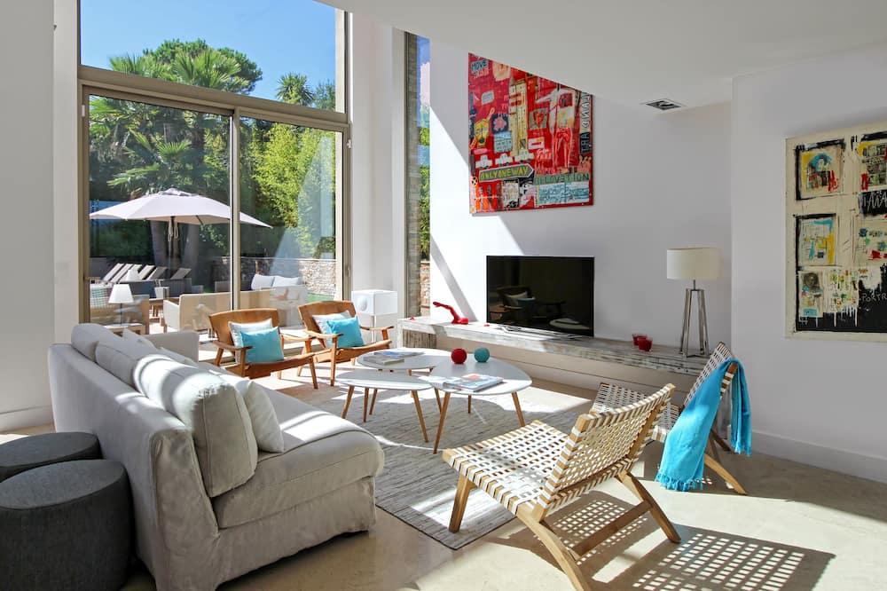 Luxury Contemporary Villa with a unique and quiet location in the village Provence-Alpes-Côte d'Azur - Saint-Tropez visuel 2/5 Luxury Contemporary Villa with a unique and quiet location in the village Provence-Alpes-Côte d'Azur - Saint-Tropez visuel 2/5