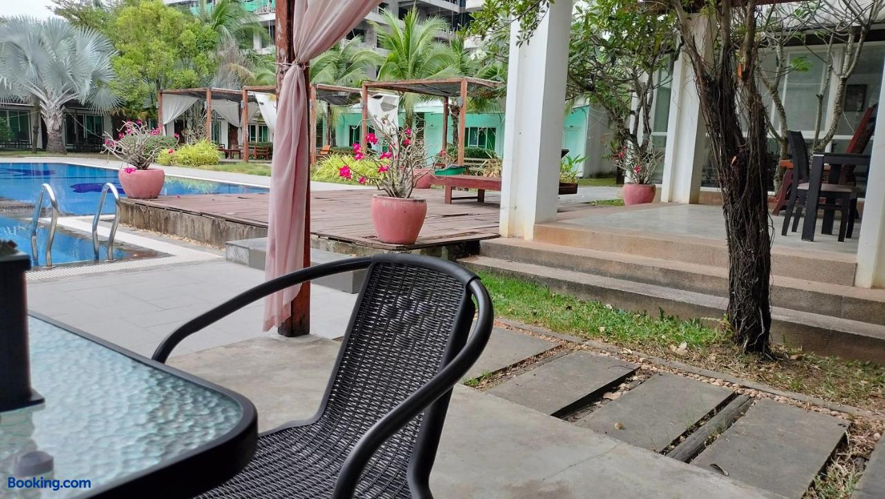booking-2256125-633700762-175760 Twin Palms Resort