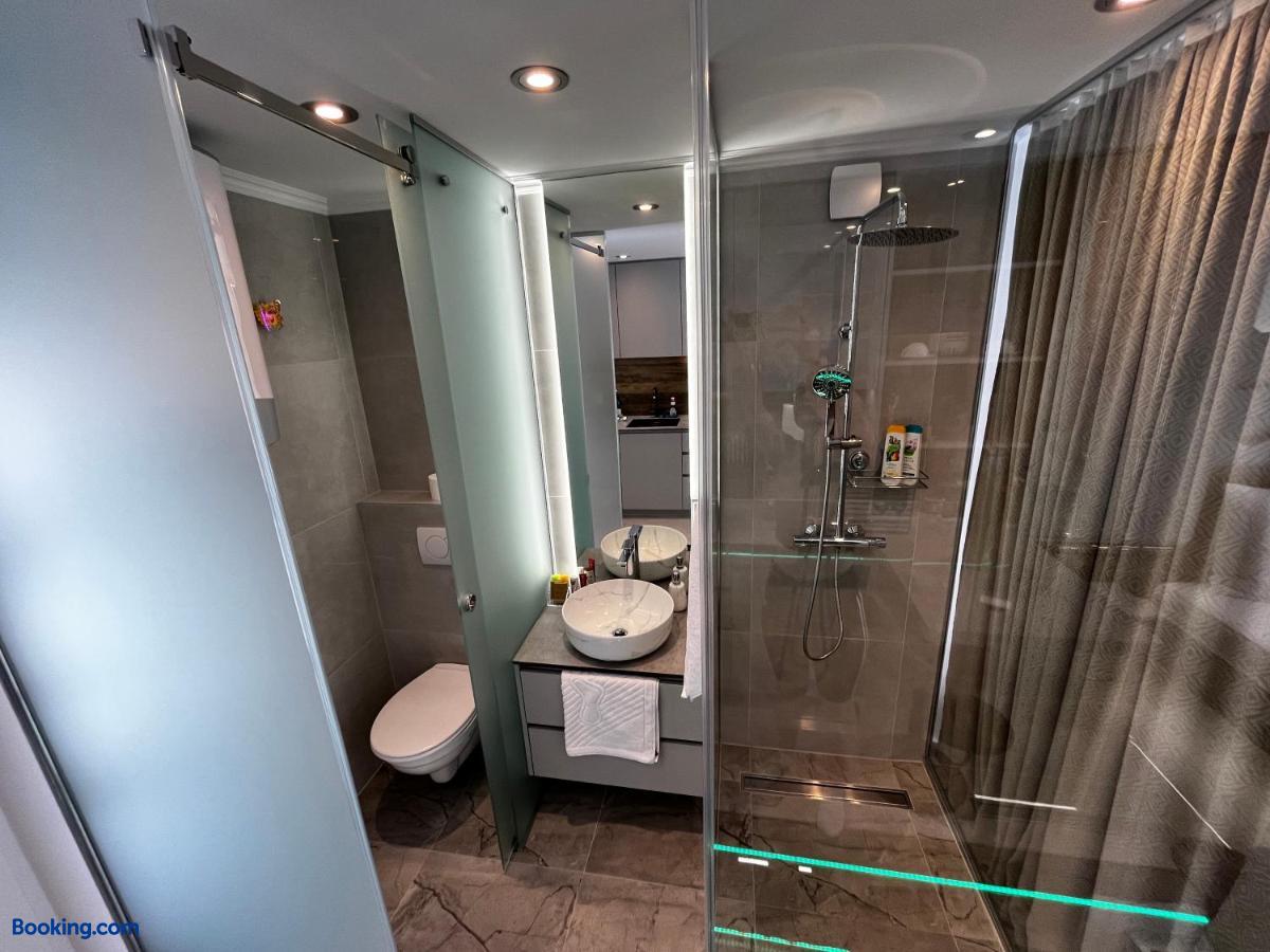 booking-1071692908-581567971-479202 La Luna Petite Suite Deluxe with Free Jacuzzi, Bikes & Covered Parking