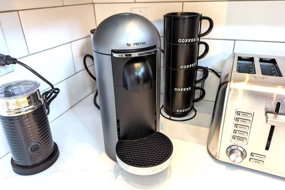 The Lark, New Quarry Property, 3 Bed / 3.5 Bath, Sleeps 8, Pool / Hot Tub / Gym