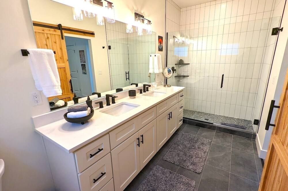 The Lark, New Quarry Property, 3 Bed / 3.5 Bath, Sleeps 8, Pool / Hot Tub / Gym