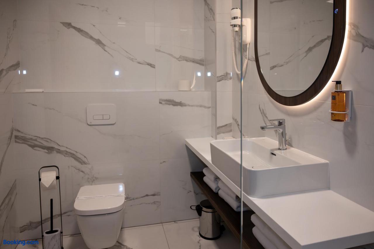 booking-1071944883-600615520-882481 Diamond Hotel
