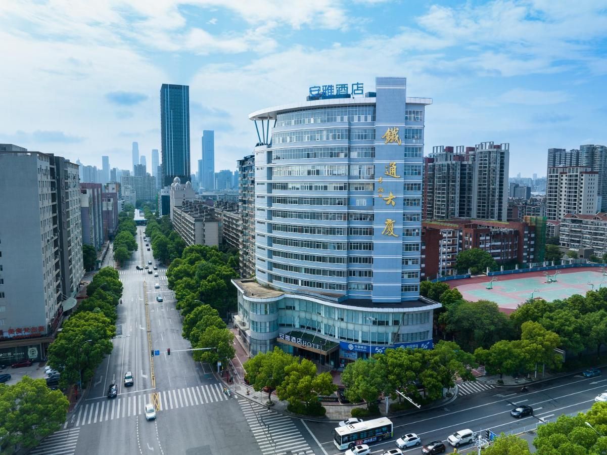 Anya Hotel -Next to Jiefang West Bar Street 2 minutes to the subway station free coffee free laundry free gym, huge windows