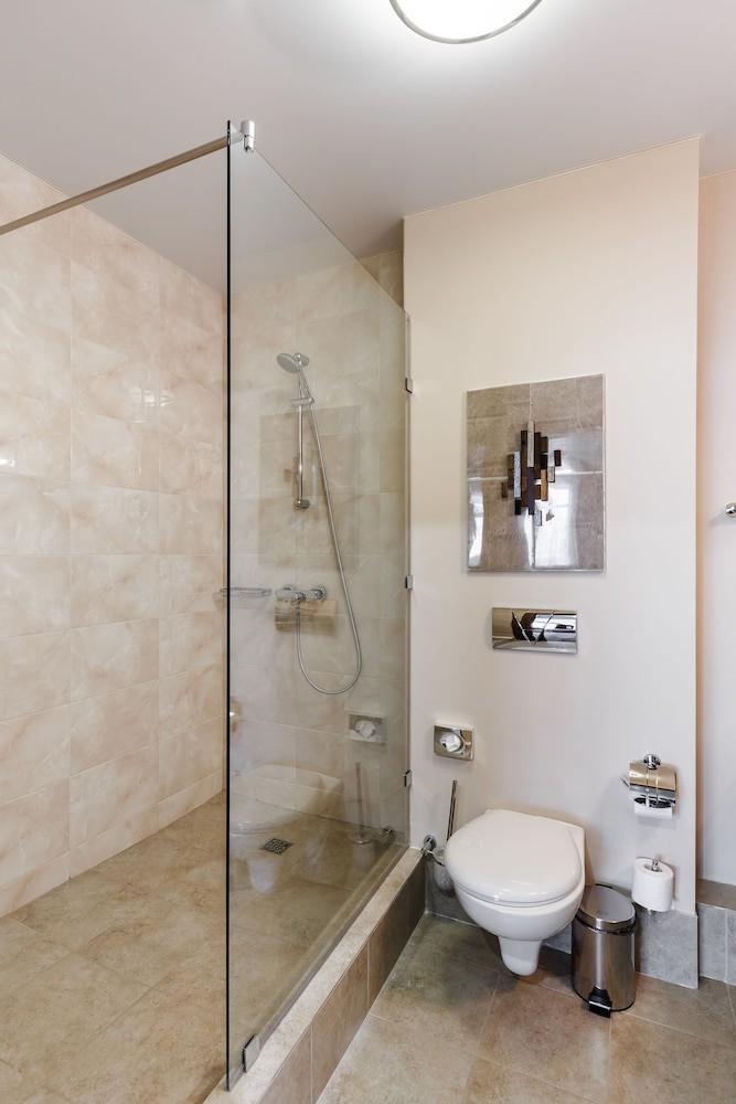 sembo-2857953-3349e7-392665 Raymond Hotel