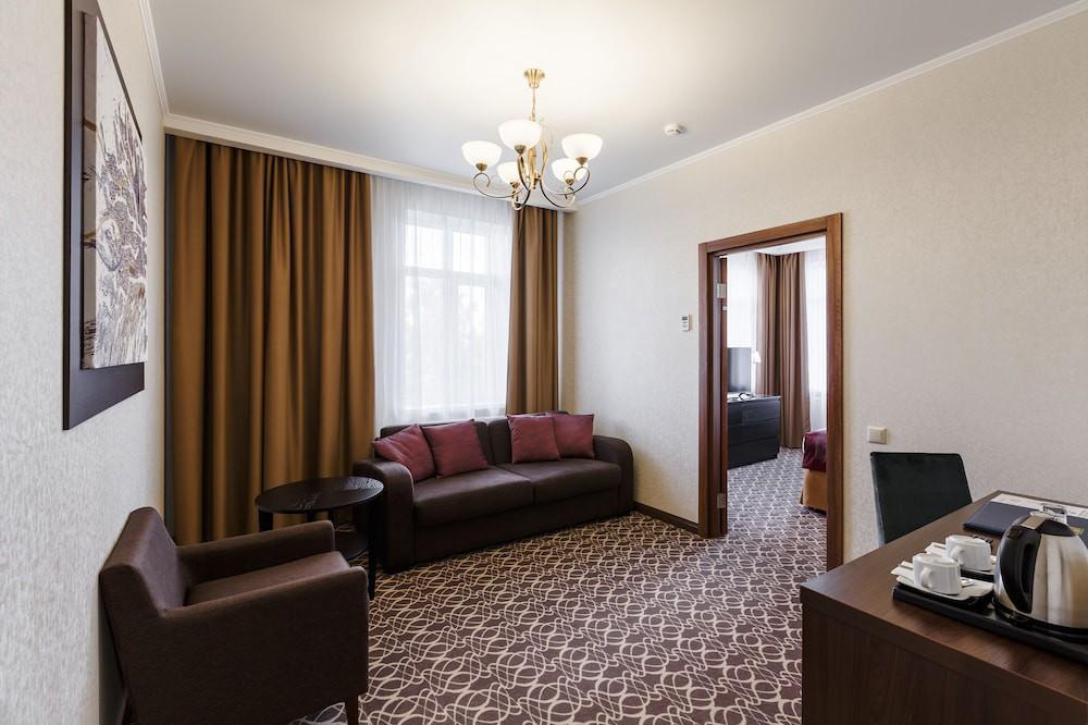 sembo-2857953-e8ad16-046225 Raymond Hotel