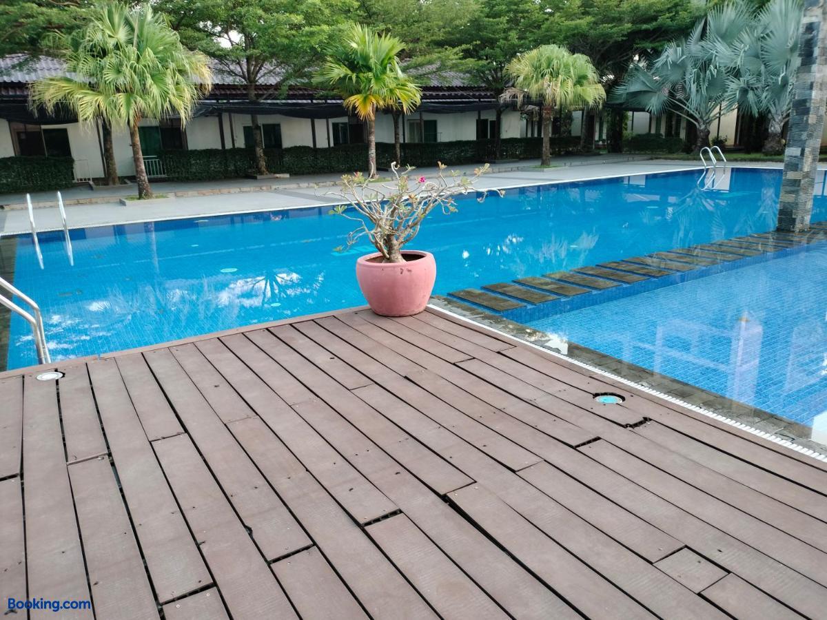 booking-2256125-502048253-095394 Twin Palms Resort