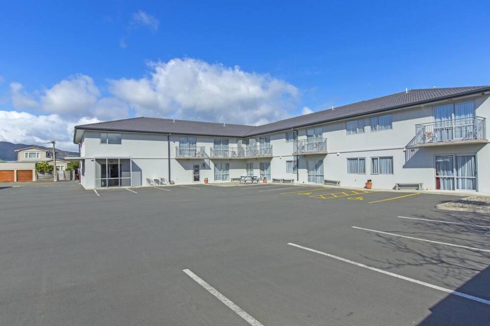 expediav2-445665-ca9dee-256911 Bks Premier Motel Esplanade