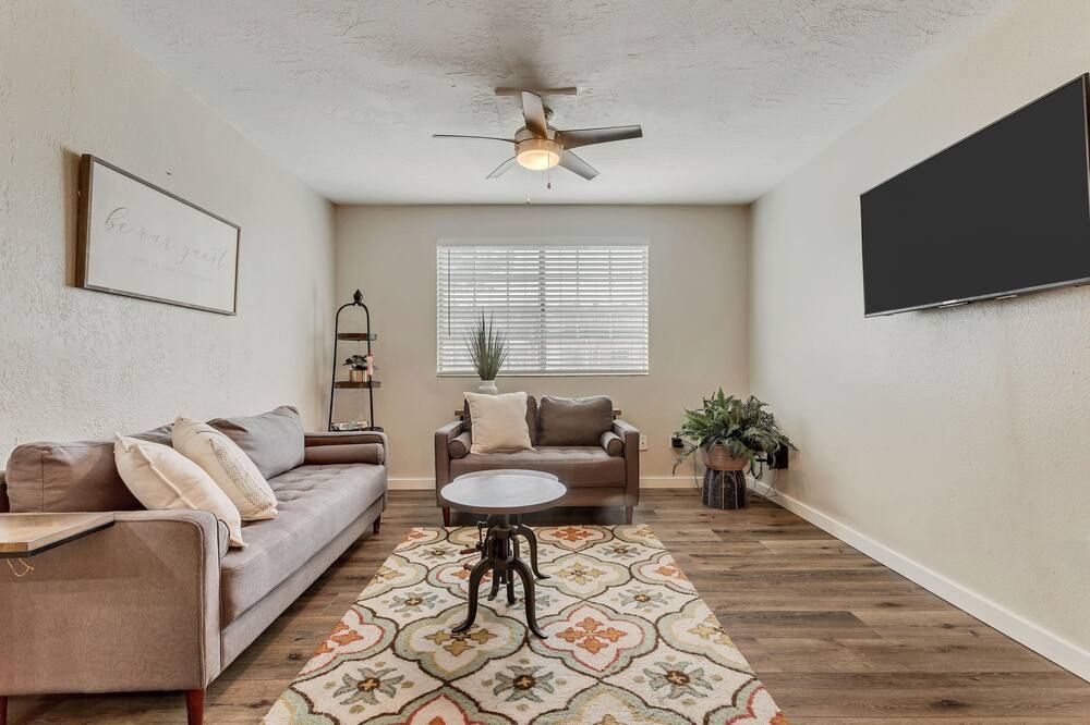 Downtown Orem Condo/ 30 Minutes to Sundance Resort/ 5 Minutes to UVU