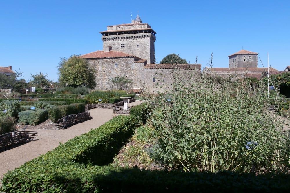 Puy Du Fou, 35 minutes. Short walk to bakery, bar and restaurant. Poitou-Charentes - Moncoutant visuel 2/5 Puy Du Fou, 35 minutes. Short walk to bakery, bar and restaurant. Poitou-Charentes - Moncoutant visuel 2/5