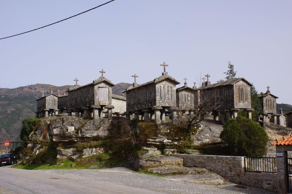 Rustic Stone House in the center of Soajo, T1 + 1, with patio and garden with garden Noorden - Arcos de Valdevez visuel 1/5 Rustic Stone House in the center of Soajo, T1 + 1, with patio and garden with garden Noorden - Arcos de Valdevez visuel 1/5