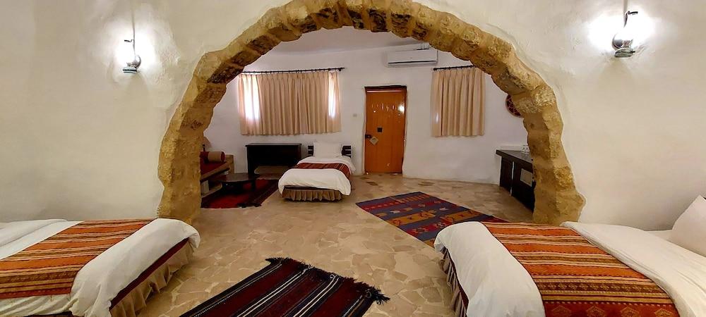 sembo-95733-75373c-572141 Hayat Zaman Hotel And Resort Petra