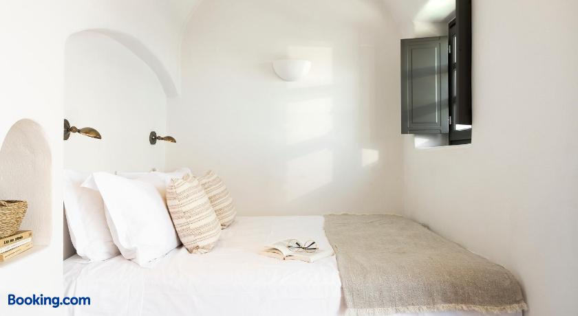 booking-1070793944-264990338-803902 Armenaki Santorini
