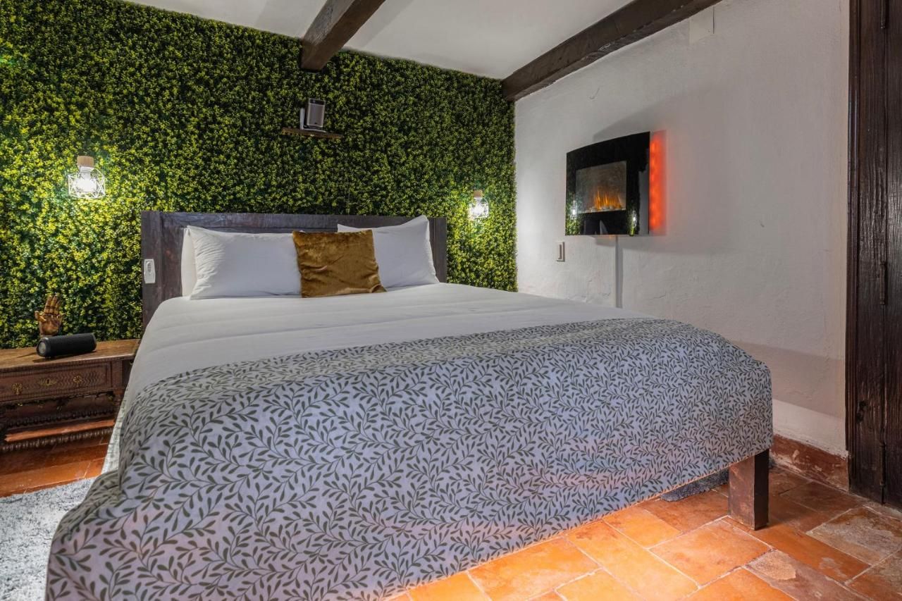 Sintra WOW - Unique double Smart Room in 17th century Palace! Hot tub, Snooker, BBQ, PS5, Sauna, Gym