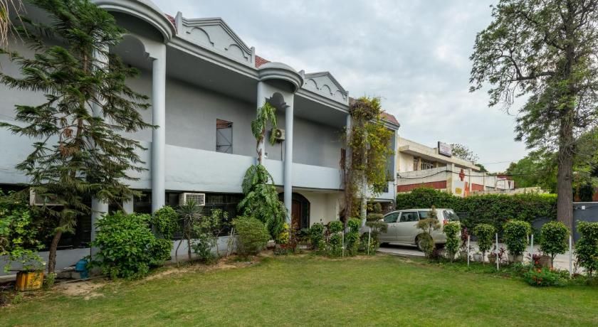 De Manora Homes - Unpretentious hotel with a garden , posh area Ranjit Avenue