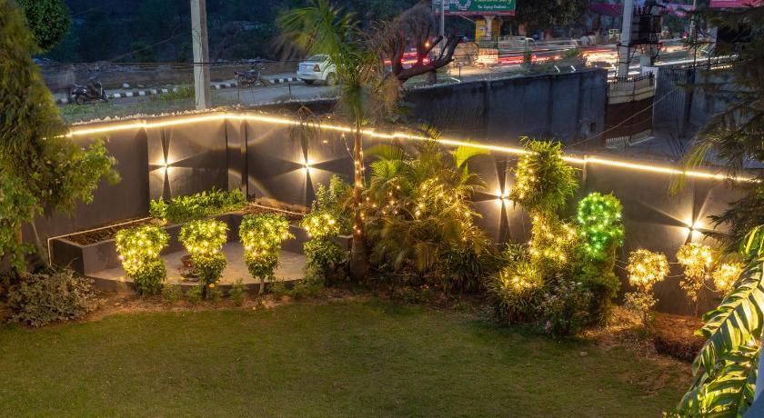 De Manora Homes - Unpretentious hotel with a garden , posh area Ranjit Avenue
