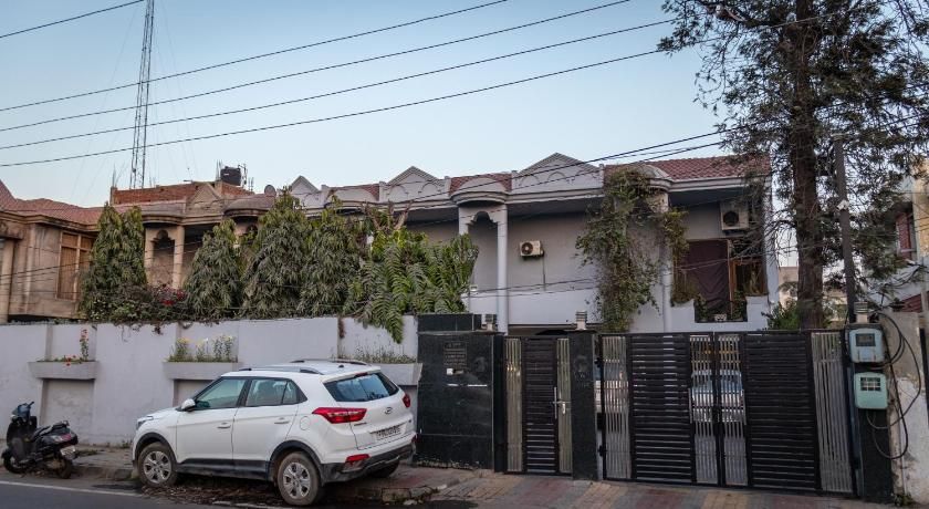 De Manora Homes - Unpretentious hotel with a garden , posh area Ranjit Avenue