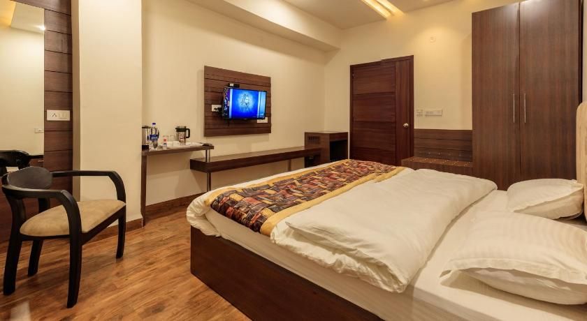 De Manora Homes - Unpretentious hotel with a garden , posh area Ranjit Avenue