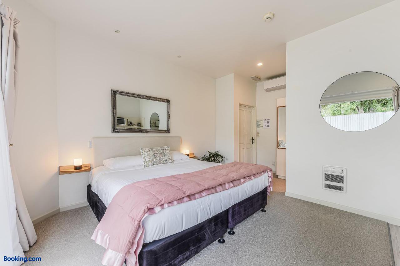 booking-301816-659448283-040311 Boutique Motel