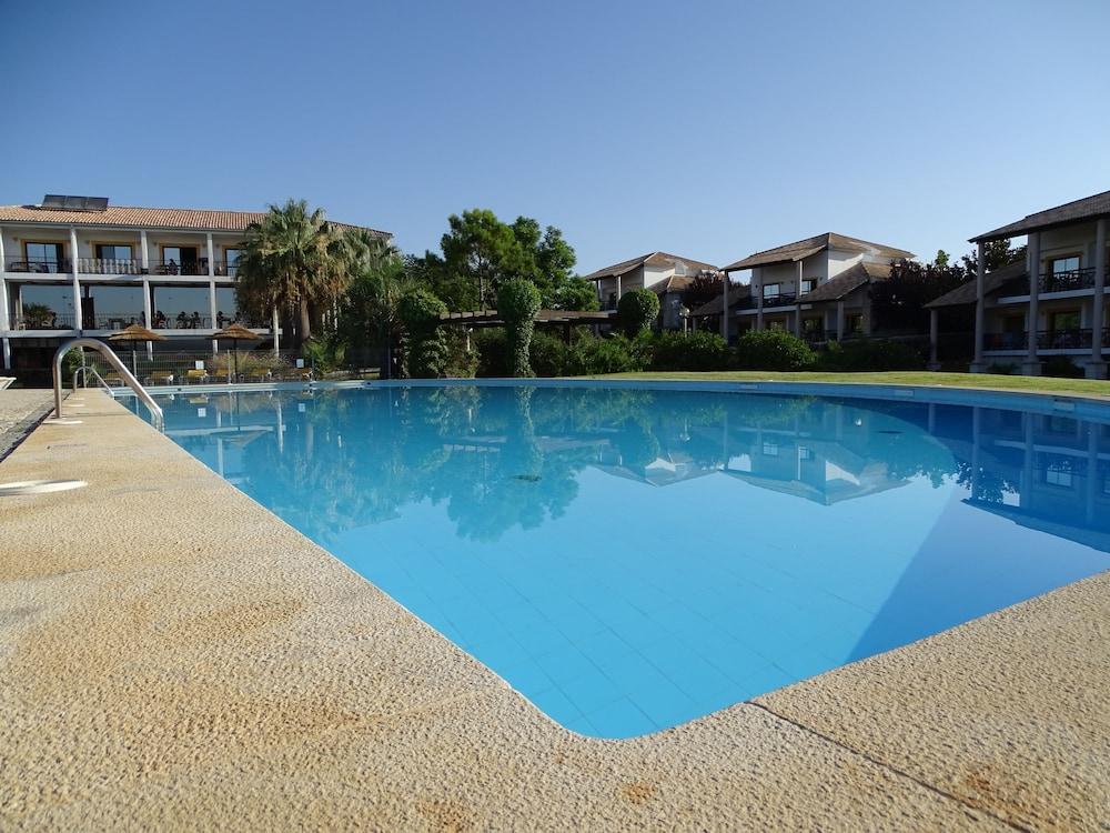 sembo-289390-208281-227402 Luzmar Villas