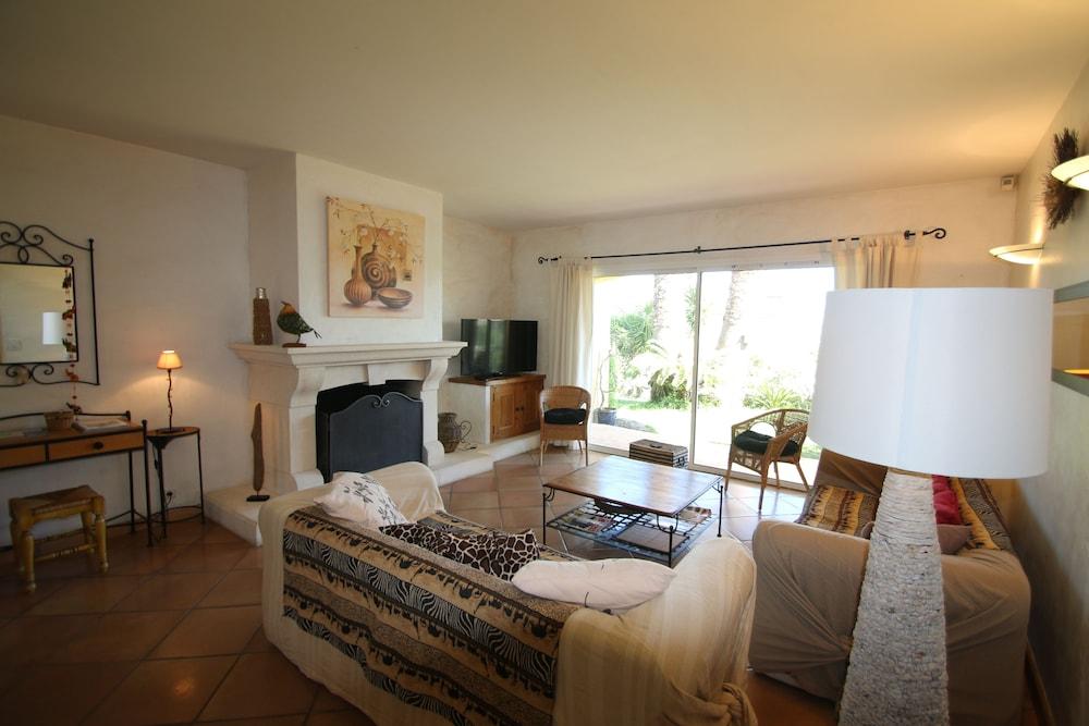 Beautiful Villa With Garden, Swimming Pool And Jacuzzi Close To All Amenities Provence-Alpes-Côte d'Azur - La Farlède visuel 3/5 Beautiful Villa With Garden, Swimming Pool And Jacuzzi Close To All Amenities Provence-Alpes-Côte d'Azur - La Farlède visuel 3/5