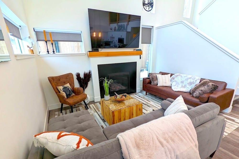 The Lark, New Quarry Property, 3 Bed / 3.5 Bath, Sleeps 8, Pool / Hot Tub / Gym