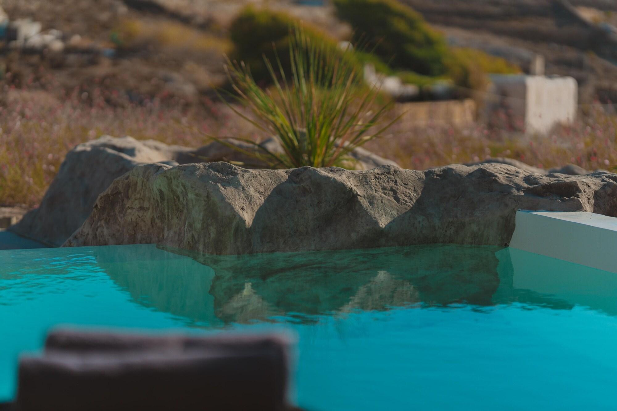 expedia_group-7098866-6439a5-634083 Ftelia Black Villas