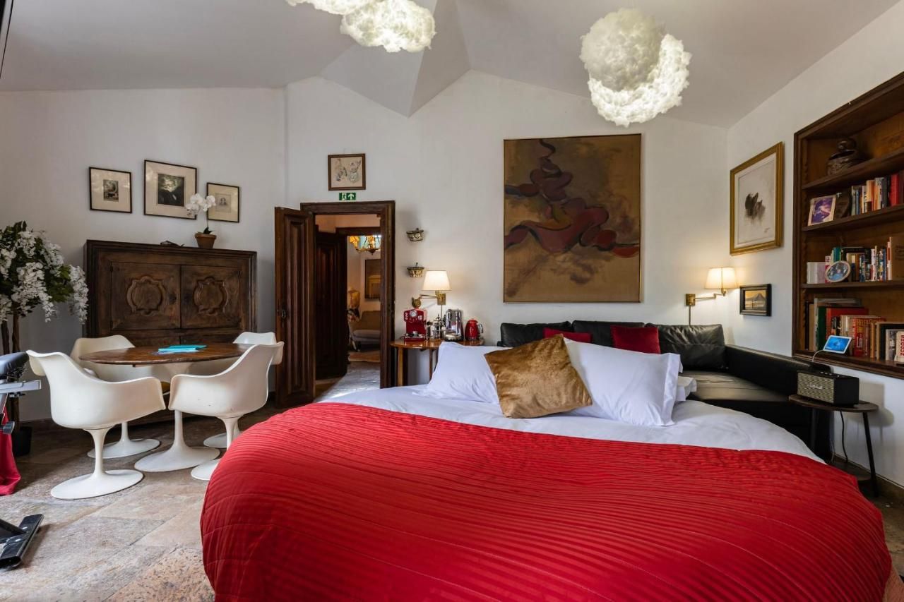 Sintra WOW - Unique double Smart Room in 17th century Palace! Hot tub, Snooker, BBQ, PS5, Sauna, Gym