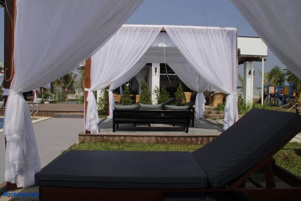 booking-2256125-502049045-329792 Twin Palms Resort