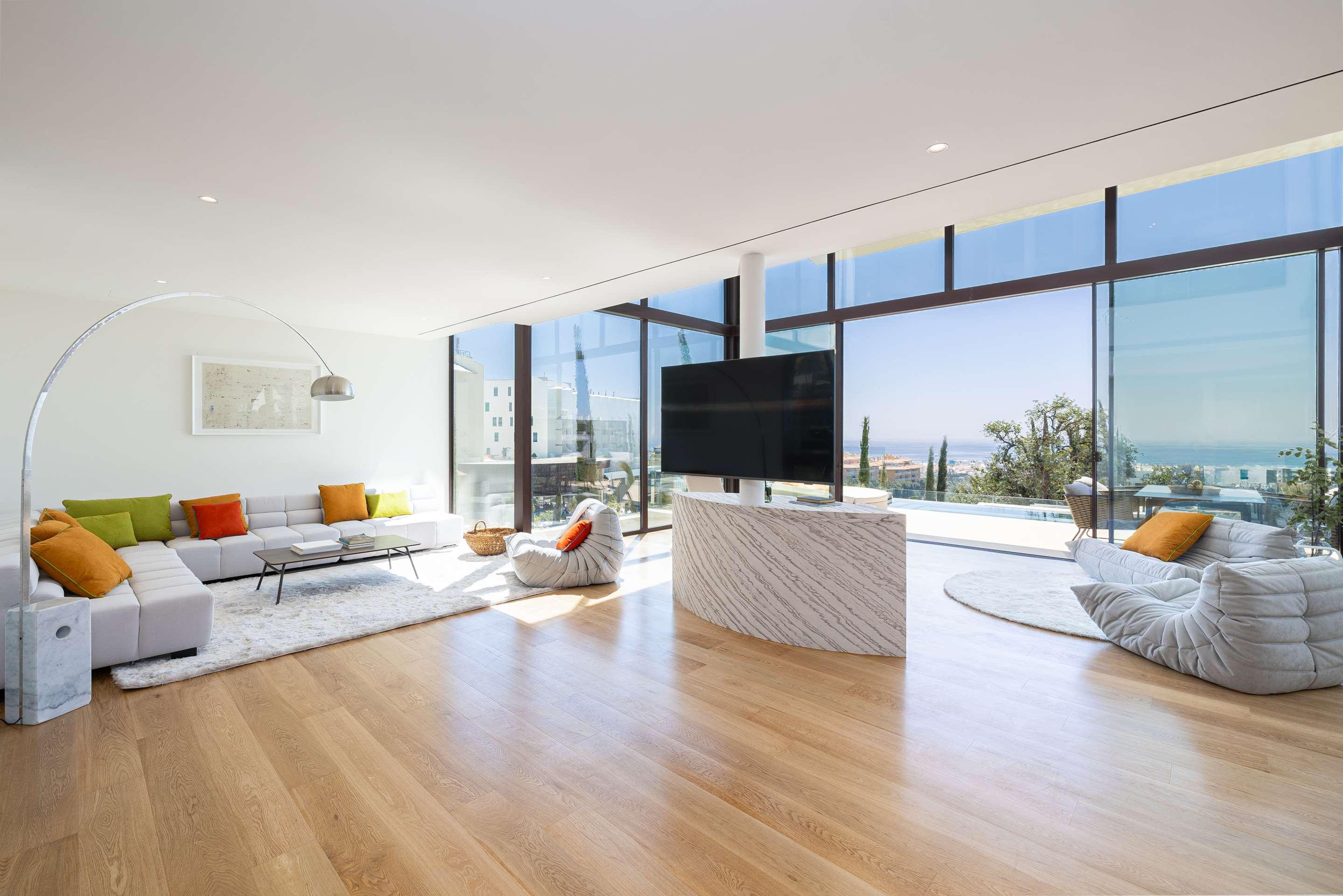 ice-1071367240-118218848-533662 Leiro Residences