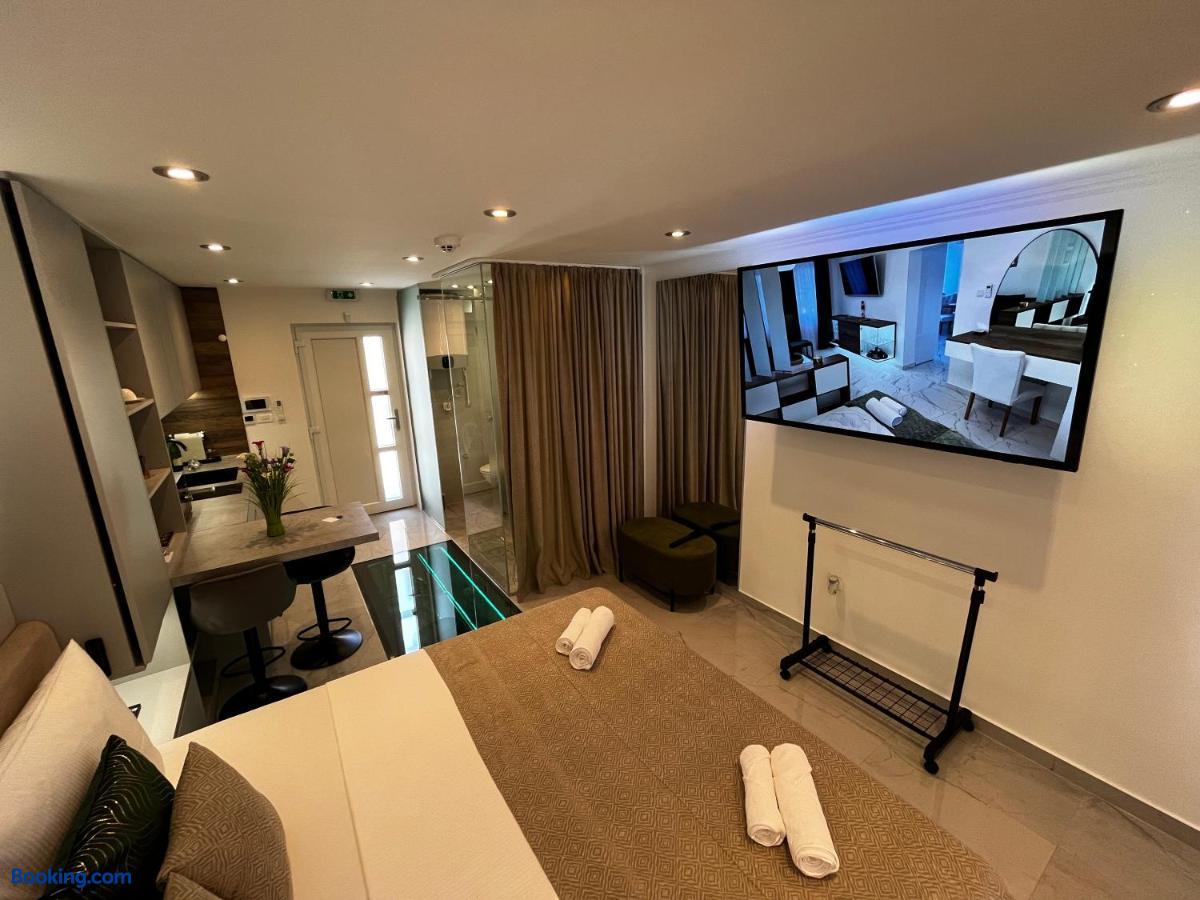 booking-1071692908-581567927-378244 La Luna Petite Suite Deluxe with Free Jacuzzi, Bikes & Covered Parking