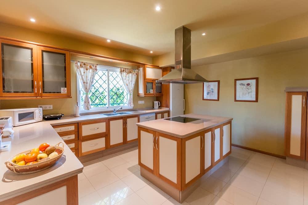 6 bedroom villa with heated pool and just a short walk to the beach. Andalousië - Marbella visuel 3/5 6 bedroom villa with heated pool and just a short walk to the beach. Andalousië - Marbella visuel 3/5