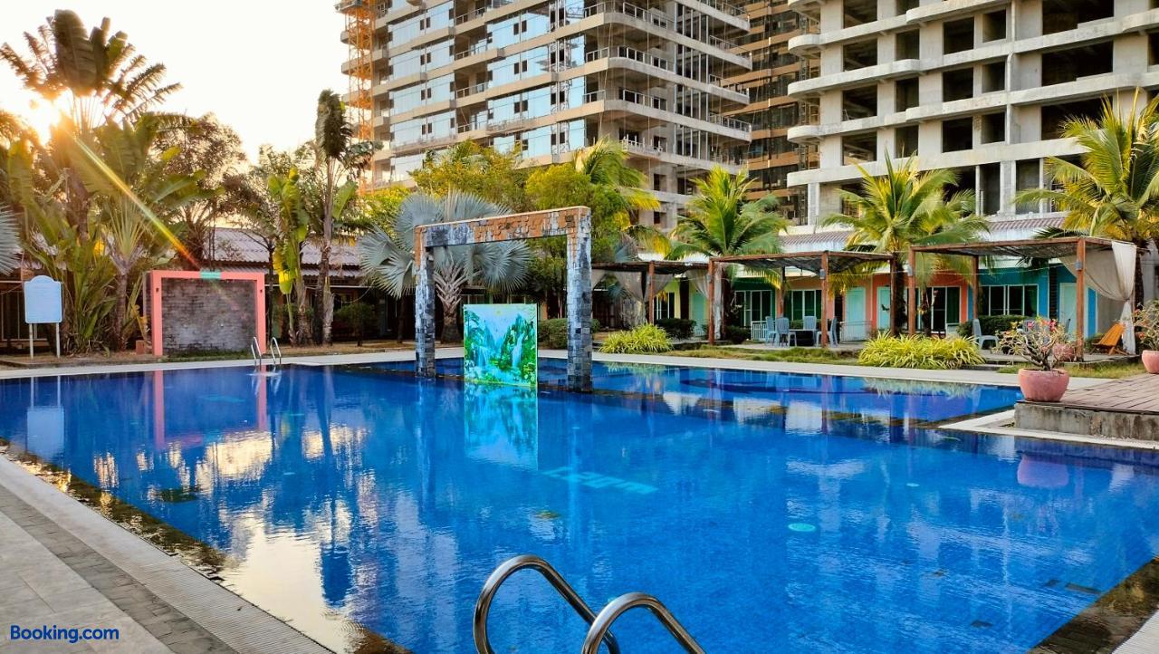 booking-2256125-646113630-029554 Twin Palms Resort