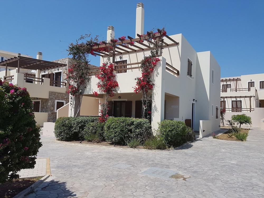 sembo-3788326-7fd977-964673 Syra Bay