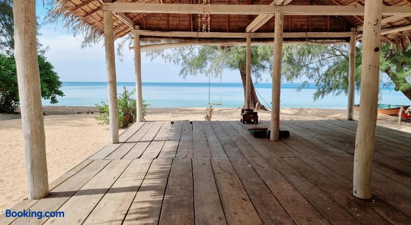 booking-898259-432585390-270001 Sunboo Beach Bungalows