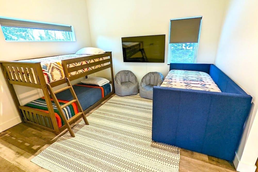 The Lark, New Quarry Property, 3 Bed / 3.5 Bath, Sleeps 8, Pool / Hot Tub / Gym