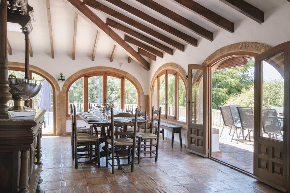 Large and classic villa with private pool in Javea, Costa Blanca, Spain for 6 persons Kust van Valencia - Javea visuel 3/5 Large and classic villa with private pool in Javea, Costa Blanca, Spain for 6 persons Kust van Valencia - Javea visuel 3/5