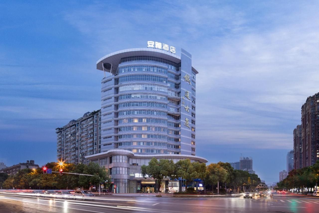 Anya Hotel -Next to Jiefang West Bar Street 2 minutes to the subway station free coffee free laundry free gym, huge windows