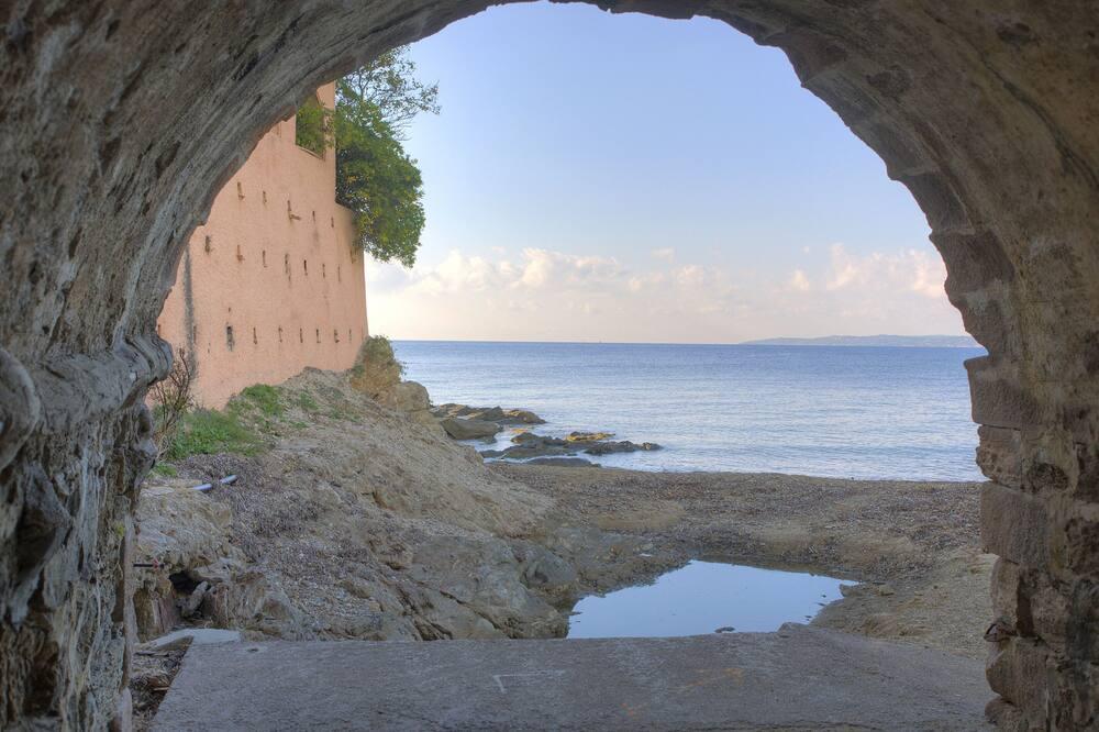 4 bed sleeps 8 beach front villa with Shared Pool and Private Garden. Provence-Alpes-Côte d'Azur - Argens visuel 5/10